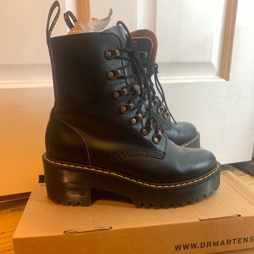 Dr. Martens Leona boots